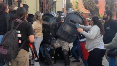 Violencia. En la vereda del museo Laureano Brizuela entre manifestantes y policías se produjo el incidente.