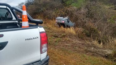 volco un automovil en la cuesta del totoral