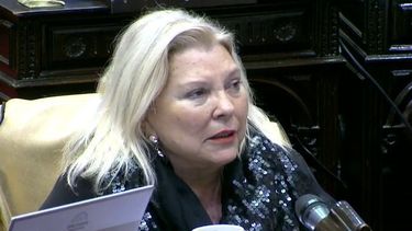 Carrió otra vez en medio de un escándalo: ahora en el homenaje a Alfonsín