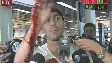 turista se colgo del auto de sus asaltantes