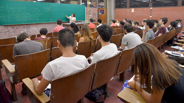 el salario docente universitario cayo a su peor nivel en mas de una decada