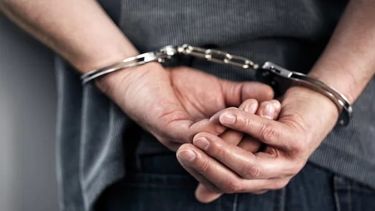 Lo arrestaron por golpear a su pareja