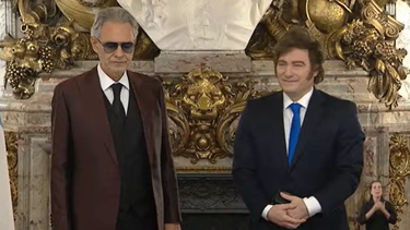 andrea bocelli fue condecorado por javier milei y dio un breve show musical en la casa rosada