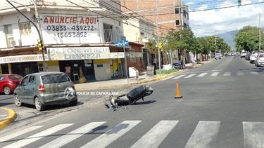 motociclistas heridos tras chocar contra un automovil
