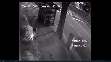 Demencial. En un video se ve cómo la pirómana enciende fuego.&nbsp;