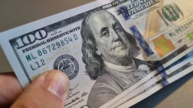 el dolar oficial subio $55 este jueves y cerro a $1380, un nuevo maximo historico