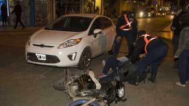 Motociclistas chocaron contra un automóvil