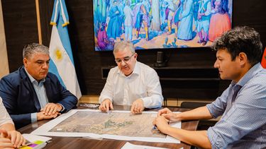 El gobernador Raúl Jalil se reunió con el intendente Eduardo Córdoba y el senador Horacio Gutiérrez para coordinar nuevas obras viales en Andalgalá.
