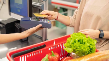 empresarios textiles alertan que la gente usa la tarjeta de credito para comer y no para vestirse