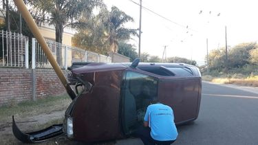 Por un desperfecto mecánico, perdió el control de su auto y volcó