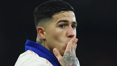 Video: el sorpresivo gol de Enzo Fernández a Dibu Martínez en la Premier League