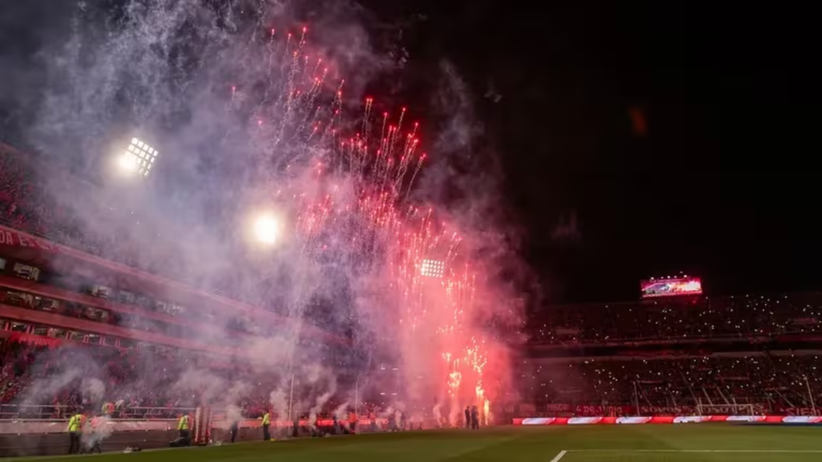 Qué se sabe de la bengala náutica lanzada en una tribuna de Independiente:  internas, posibles sanciones y más - TyC Sports