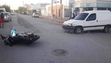 Motociclista sufrió lesiones al chocar con una camioneta