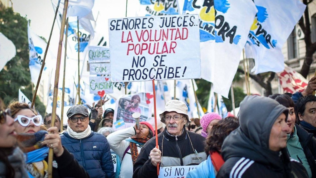 Una multitud copó la Plaza de Mayo en apoyo a Cristina Kirchner