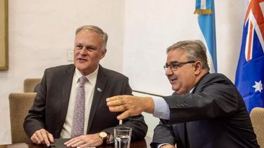 Raúl Jalil junto a Brett Hackett, el embajador australiano en Argentina.