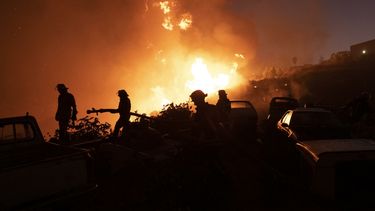 Fuego. Las llamas avanzaron sobre la zona alta de Viña del Mar y generaron graves daños.