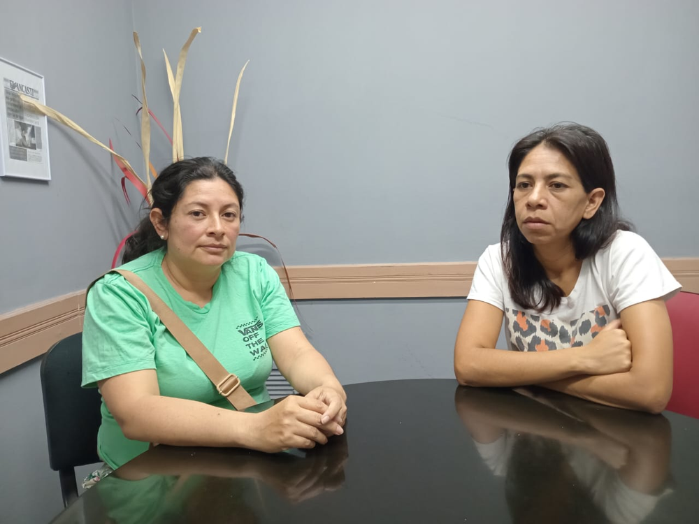 Familiares. Romina Frías (izquierda) y Mónica Frías, parientes de los imputados.