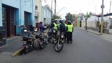 Motociclista golpeó a un agente de Tránsito frente a la Terminal