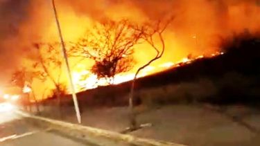 Video: impresionante incendio de pastizales en la subida al dique El Jumeal