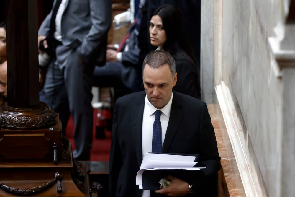 El padre de Adorni también habría recibido dinero de dos jubiladas por una hipoteca