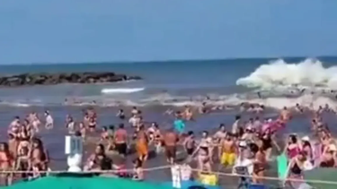 Un hombre murió y hay 35 heridos por una ola gigante en Santa Clara y Mar del Plata