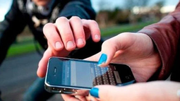 Le arrebataron su teléfono celular mientras iba en una motocicleta