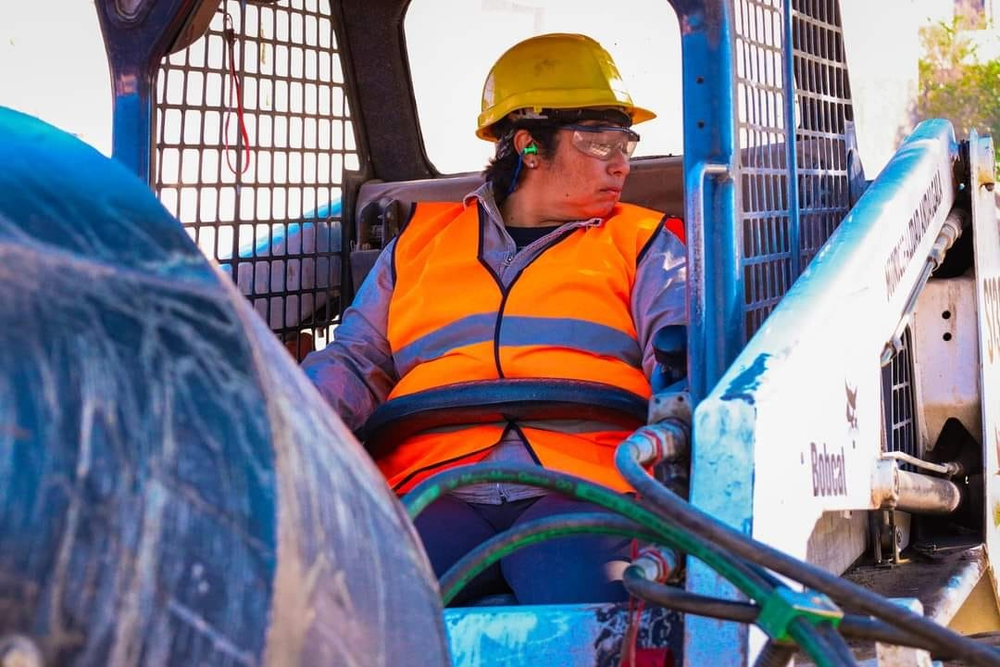 Valle Villafañe, se convirtió en la primera mujer en desempeñarse como maquinista en Andalgalá