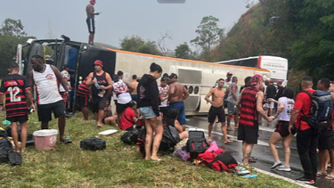 video: volco un colectivo en el que viajaban hinchas de flamengo para ver el partido contra racing video: volco un colectivo en el que viajaban hinchas de flamengo para ver el partido contra racing