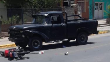 Tremendo. Los motociclistas terminaron debajo de una antigua camioneta Ford f-100, en grave estado.&nbsp;