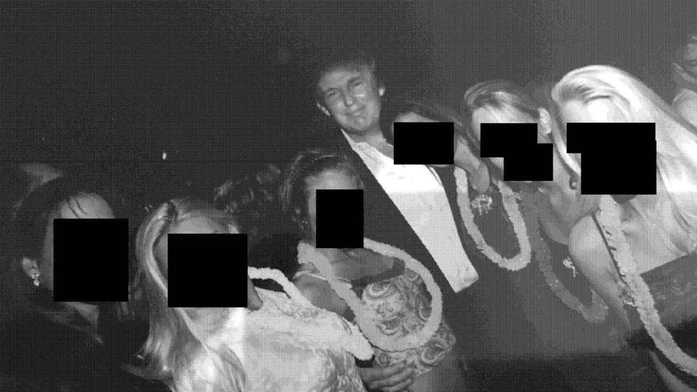 Trump aparece retratado en varias fotos.