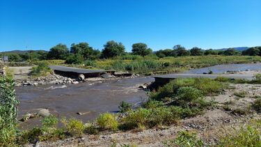 la crecida del rio del valle se comio el baden del camino de la virgen