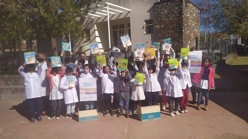 Estudiantes contin&uacute;an recibiendo sus libros