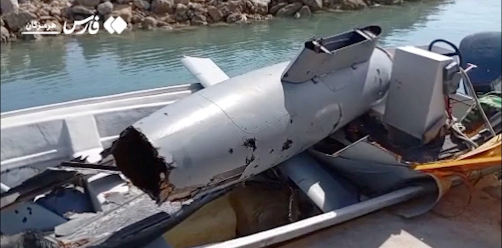 Parte de un drone sobre un bote en la isla de Ormuz, del lado iraní