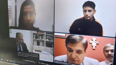 Díaz (derecha, arriba) en la audiencia de control de detención.