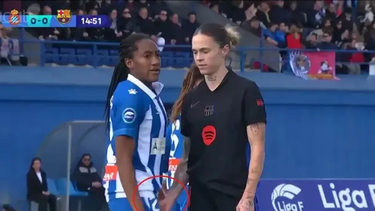 Una jugadora del Barcelona tocó las partes íntimas a una rival y estalló la polémica
