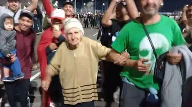 Fanática del Indio Solari a los 82.