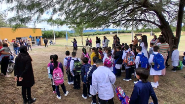 valle viejo: por danos edilicios, docentes dan clases en un club