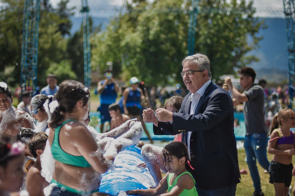 El gobernador Raúl Jalil visitó la colonia de vacaciones en VV