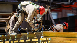 En marzo la producción industrial cayó un 4,5% y la construcción se contrajo 4,1%