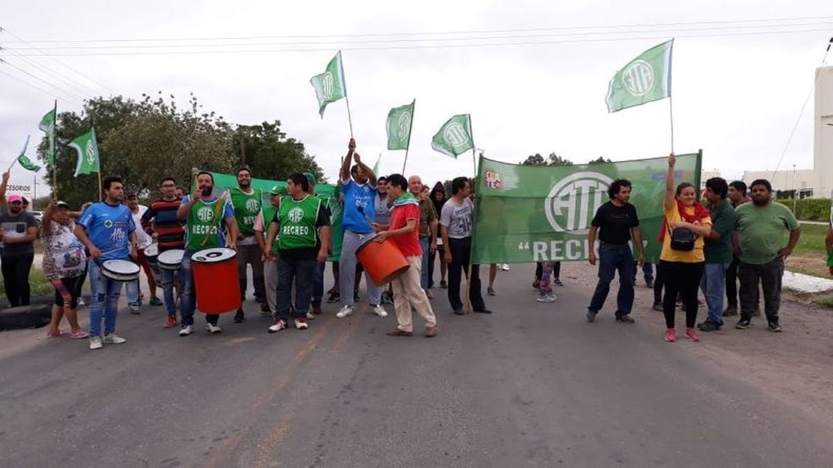 Cesanteados de Recreo cortan ruta 157