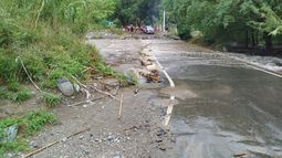 Estadía complicada. ayer abrieron escuelas, clubes para contener a los fieles que acampaban al aire libre. Estadía complicada. ayer abrieron escuelas, clubes para contener a los fieles que acampaban al aire libre.