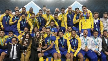Festejo árabe. El xeneize se quedó con la Maradona Cup al superar al barsa desde los doce pasos.