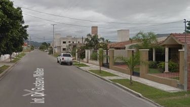 La amenazó, la tiró al suelo y para robarle la atacó a rodillazos
