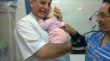 emotiva despedida a un enfermero del hospital de ninos
