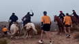 jinetes atacaron a rebencazos a corredores de una carrera en rio negro