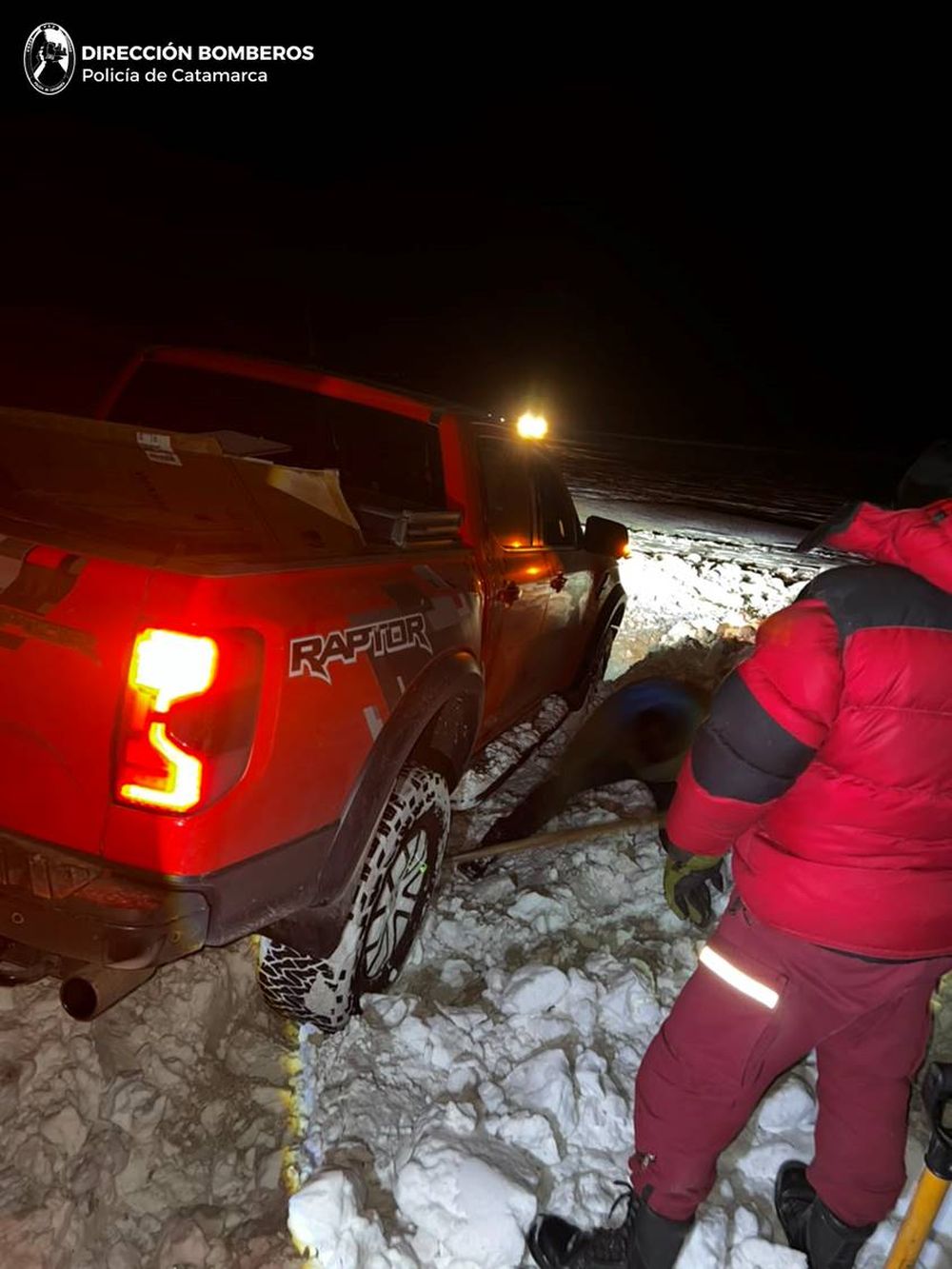 Rescataron a dos camionetas que quedaron varadas por la nieve en Antofagasta de la Sierra