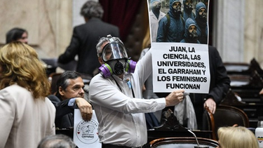 un diputado se disfrazo de juan salvo en el congreso: la ciencia, las universidades y los feminismos funcionan