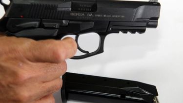 A punta de pistola, le quitaron el celular