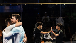 Tapia y Coello debutaron con victoria y recibieron la visita de íconos del fútbol Tapia y Coello debutaron con victoria y recibieron la visita de íconos del fútbol