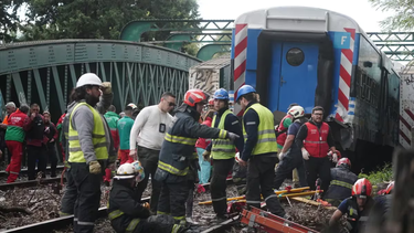 una formacion del tren san martin choco contra una locomotora
